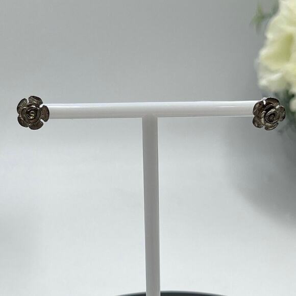 BY 925 Signed Sterling Silver Etched Rose Diamond Cut Flower Stud Earrings - Picture 2 of 13